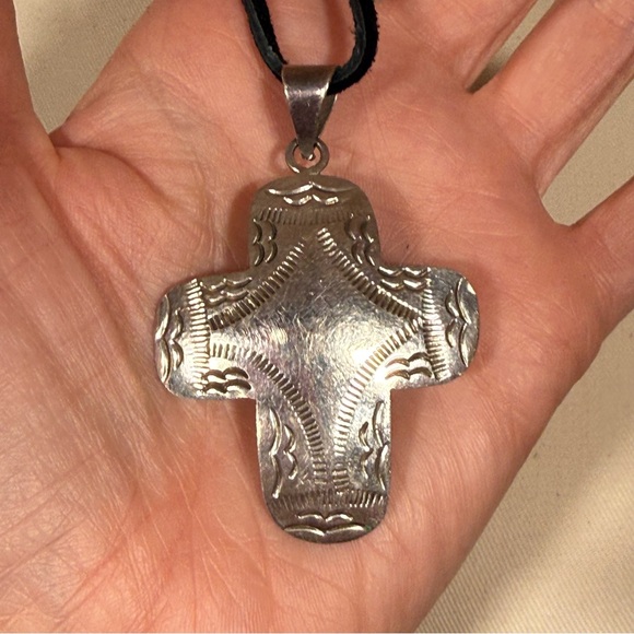 Taxco Vintage 80’ Southwestern Sterling silver oversized cross pendent necklace - Picture 3 of 17